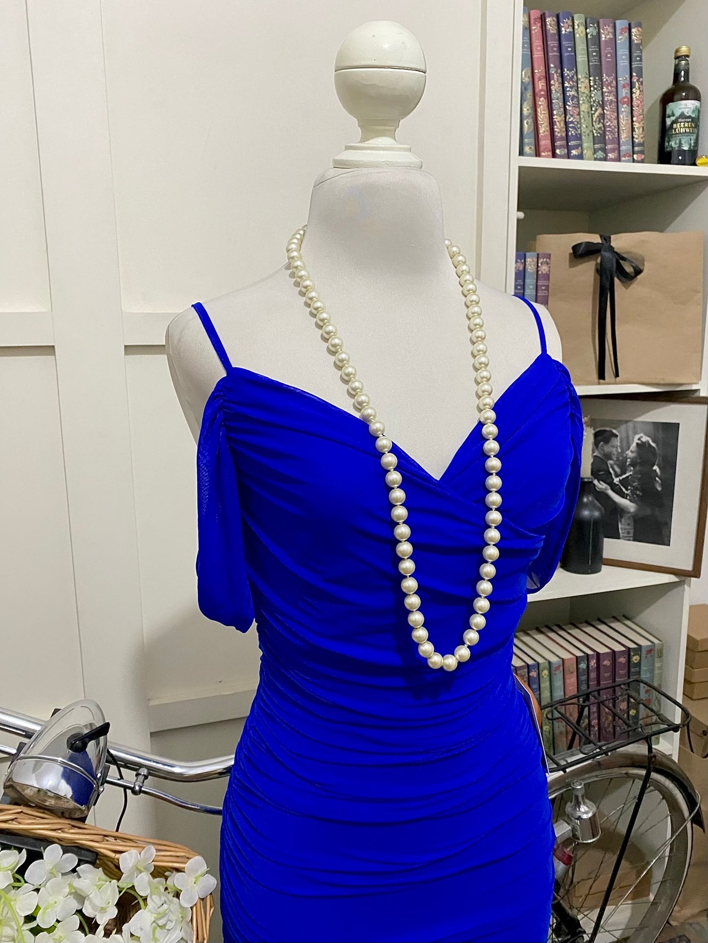 Vestido midi ajustado azul rey o real tirantes manga caída