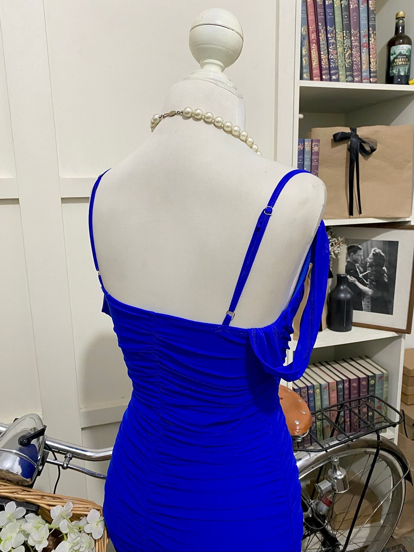 Vestido midi ajustado azul rey o real tirantes manga caída