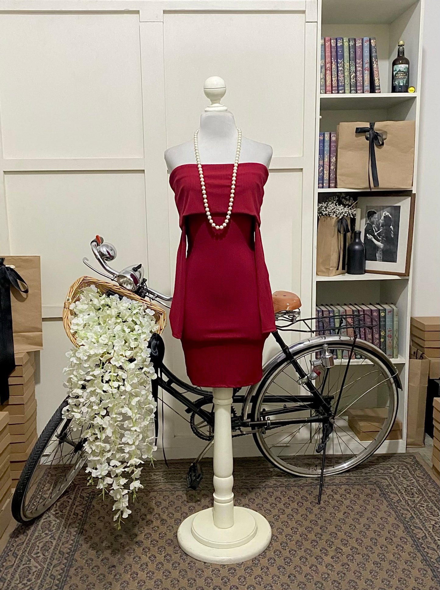 Colette, vestido corto ajustado rojo hombros descubiertos manga larga