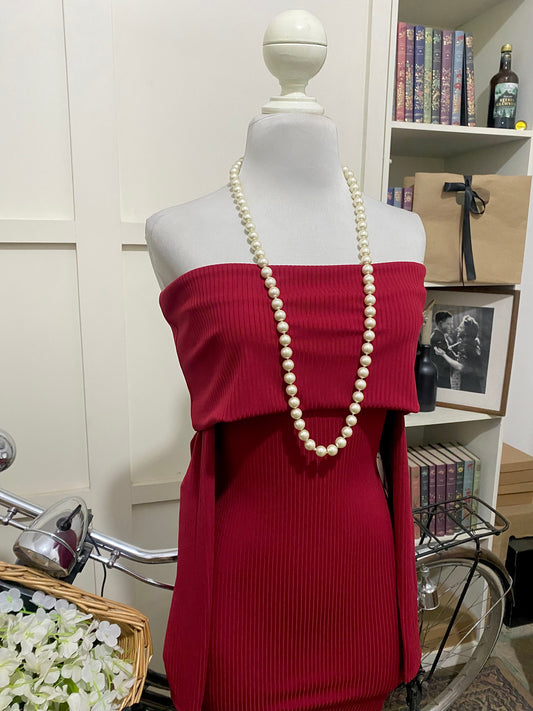 Colette, vestido corto ajustado rojo hombros descubiertos manga larga