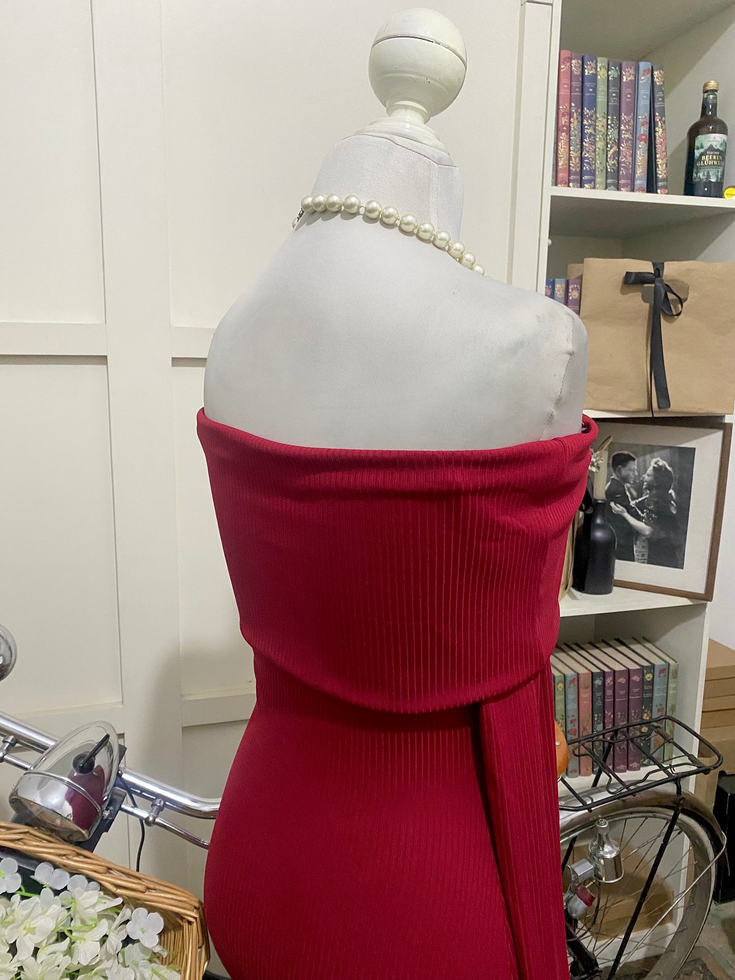 Colette, vestido corto ajustado rojo hombros descubiertos manga larga