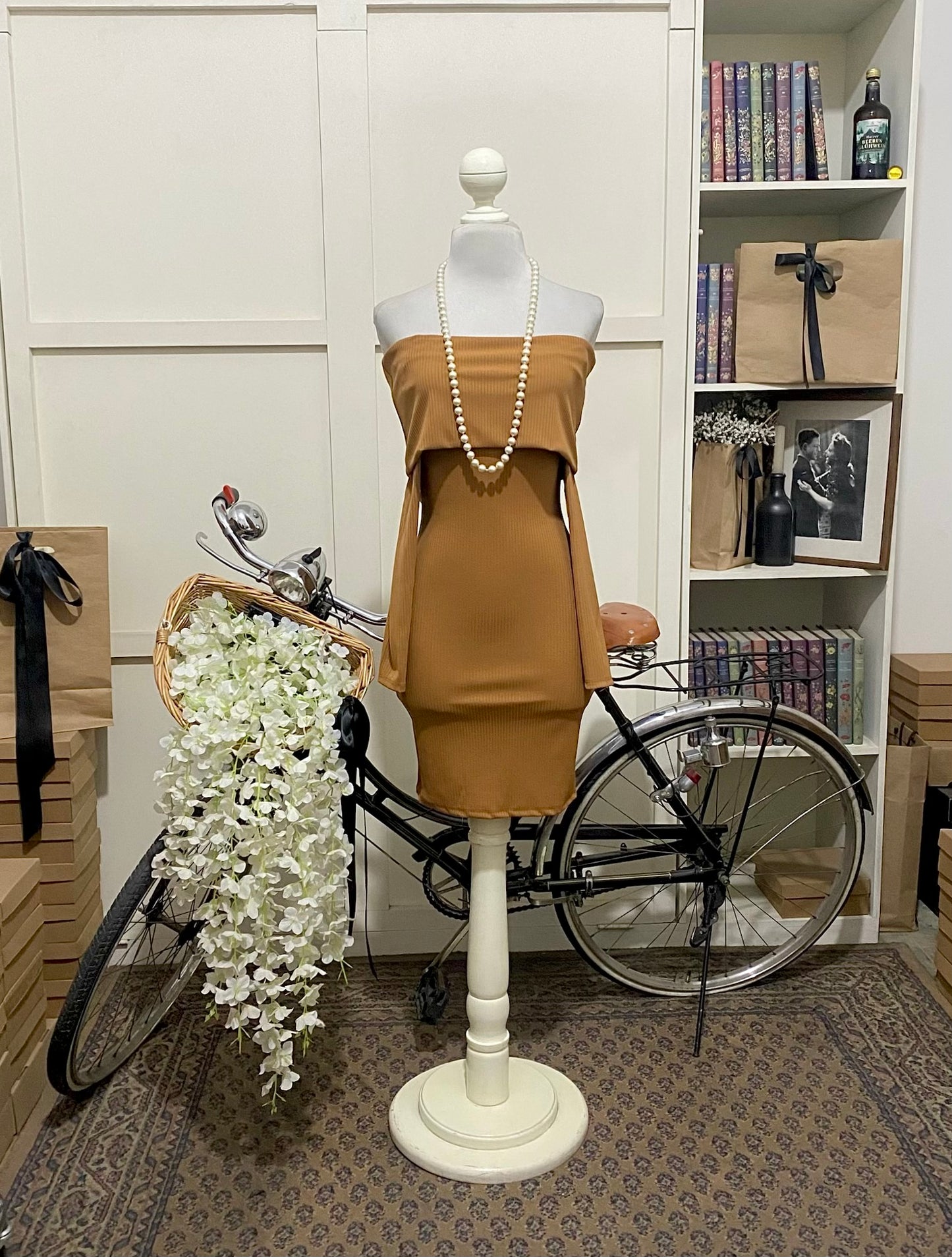 Colette, vestido corto ajustado mostaza hombros descubiertos manga larga