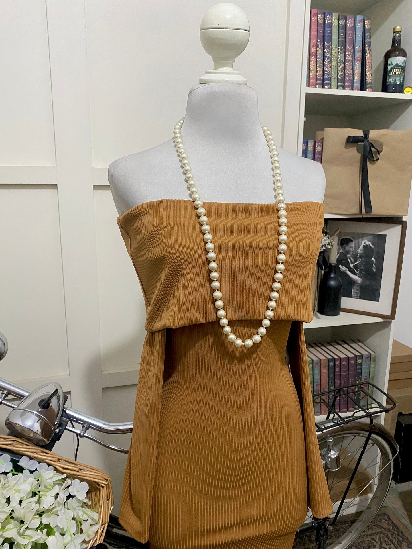 Colette, vestido corto ajustado mostaza hombros descubiertos manga larga
