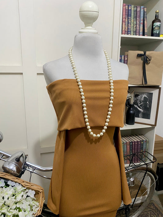 Colette, vestido corto ajustado mostaza hombros descubiertos manga larga