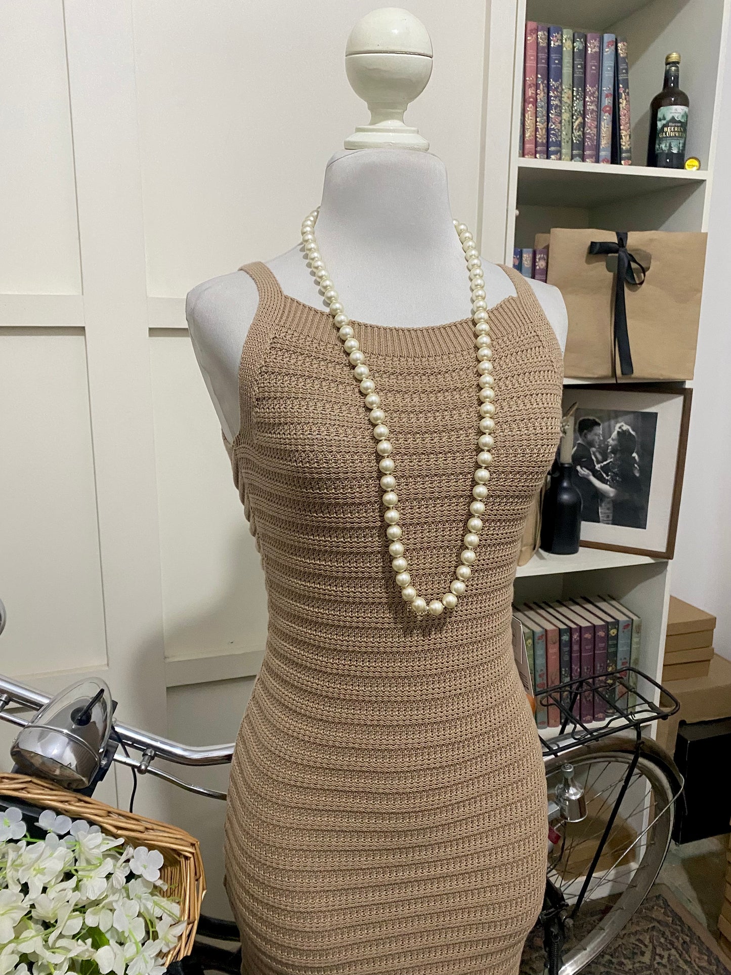 Carmindi, vestido midi ajustado café integral tirantes