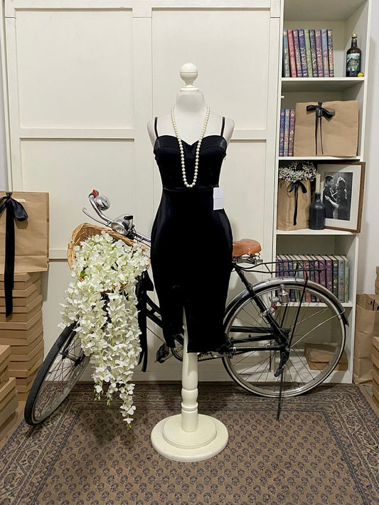 Vestido corto ajustado negro tirantes