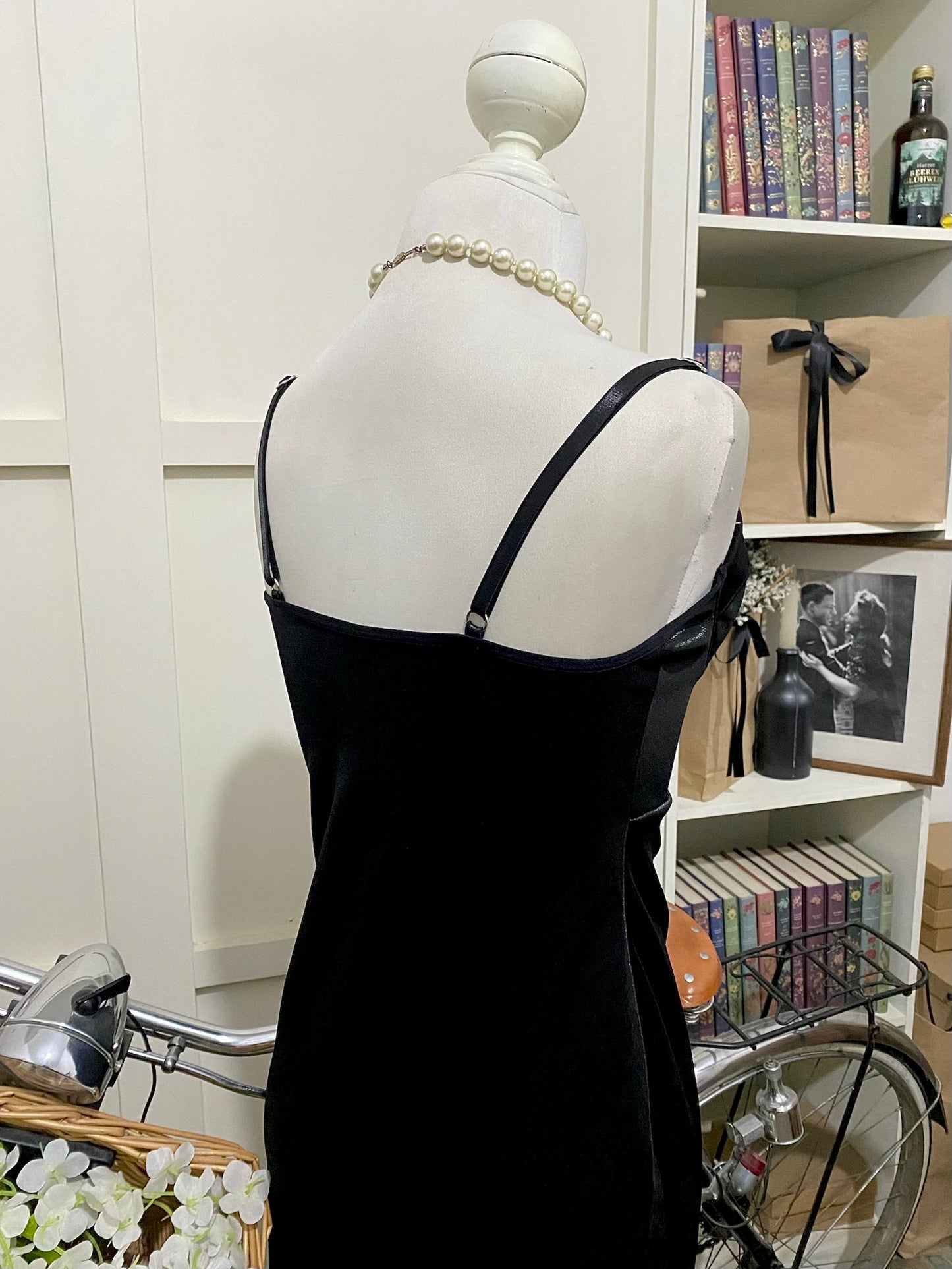Vestido corto ajustado negro tirantes