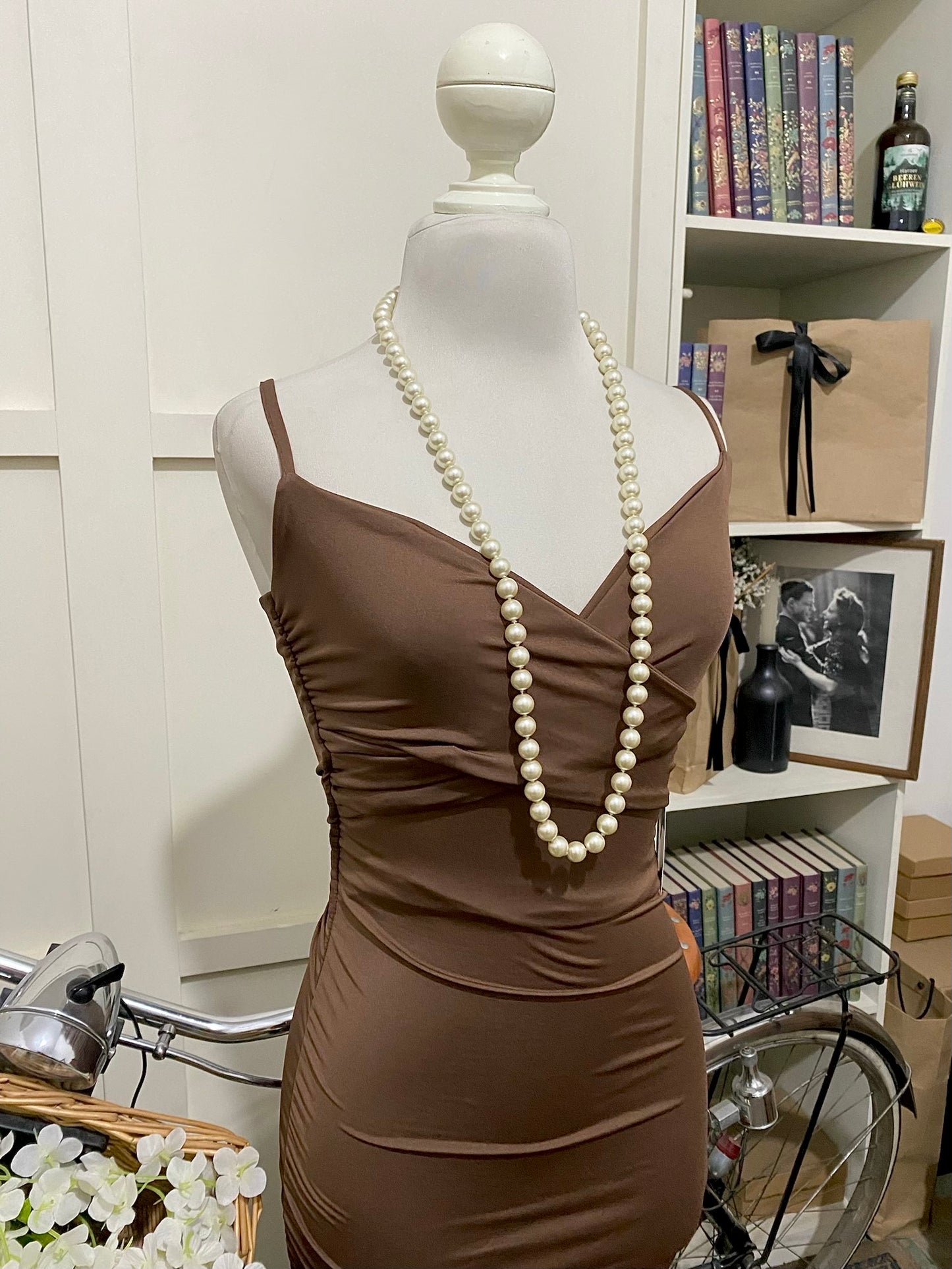 Vestido midi ajustado café integral tirantes