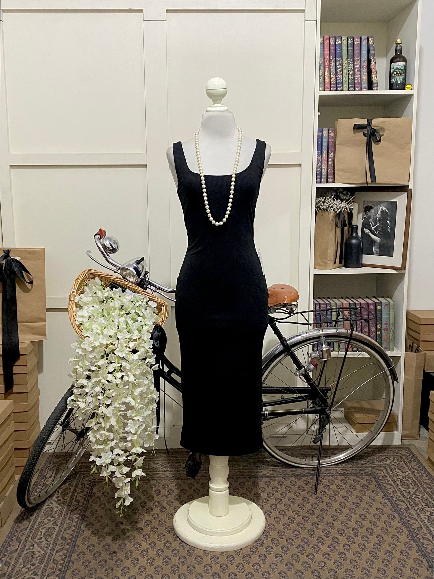 Mariza, vestido midi ajustado negro tirantes