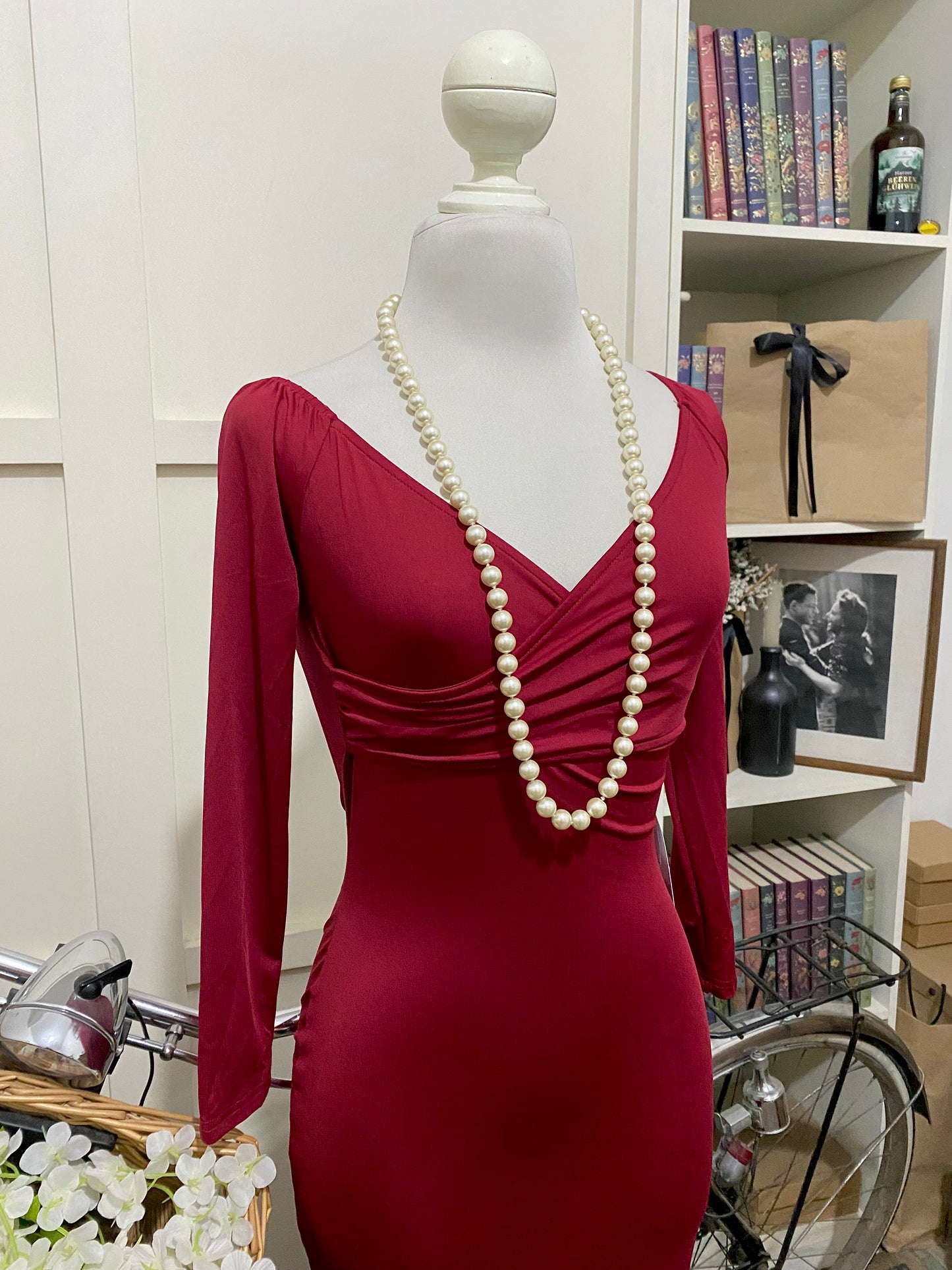 Vestido midi ajustado burdeos o tinto manga larga