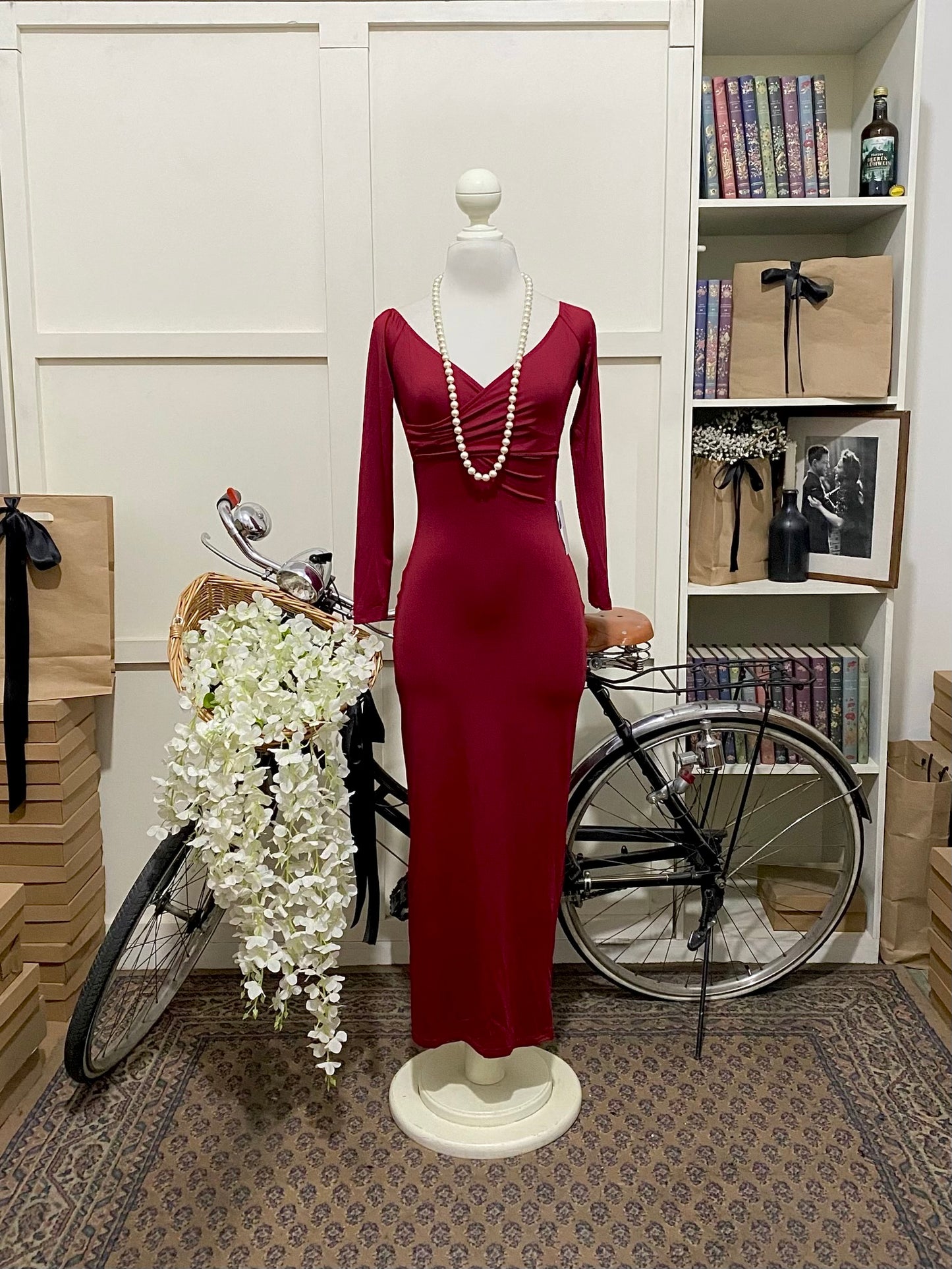 Vestido midi ajustado burdeos o tinto manga larga
