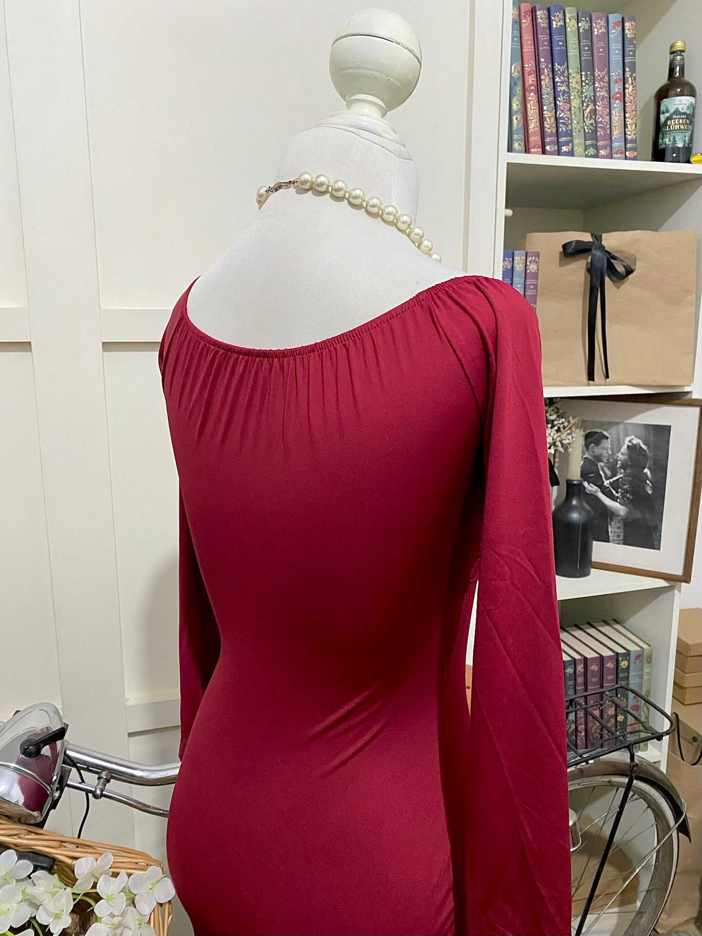 Vestido midi ajustado burdeos o tinto manga larga