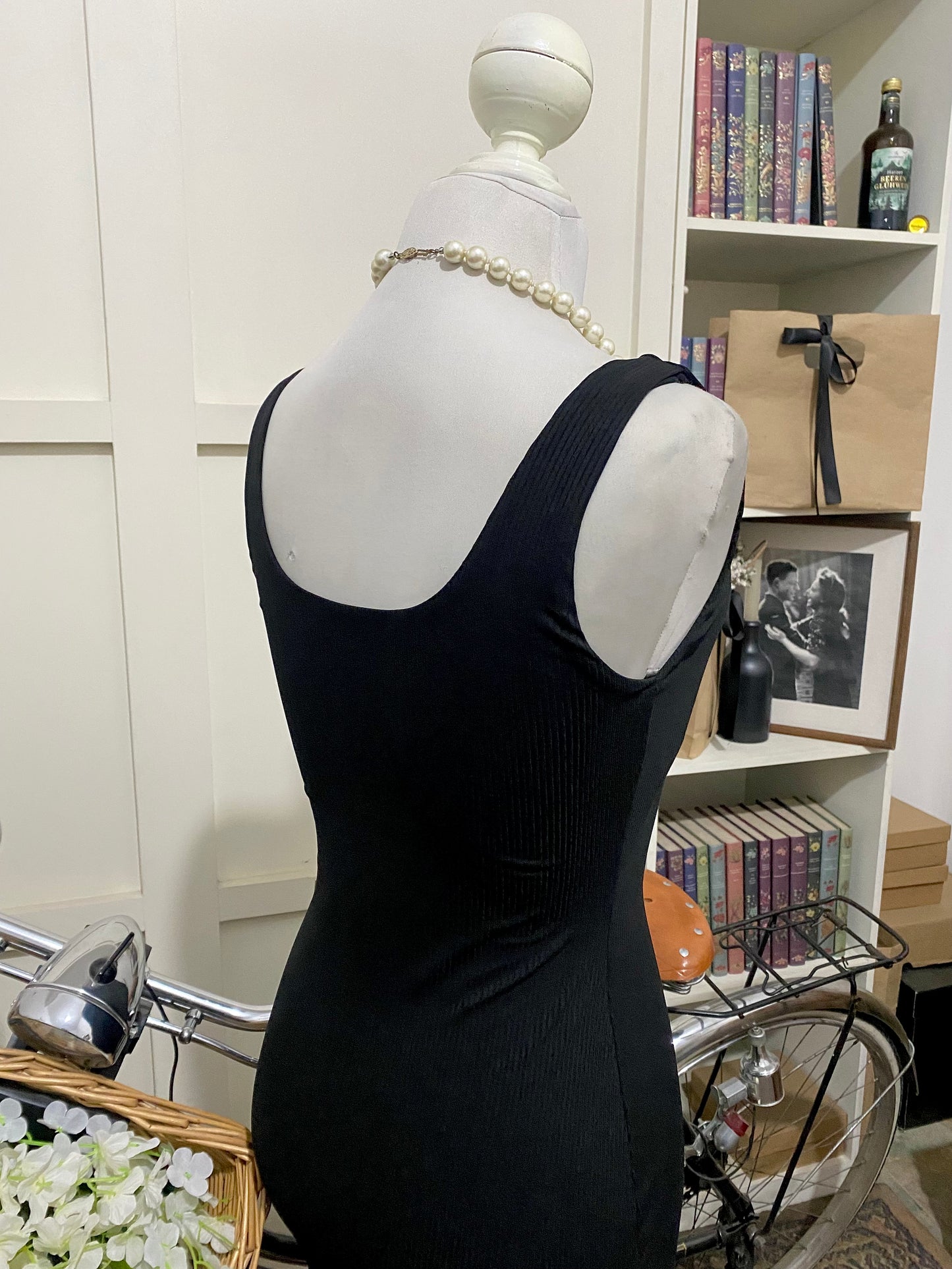 Mariza, vestido midi ajustado negro tirantes