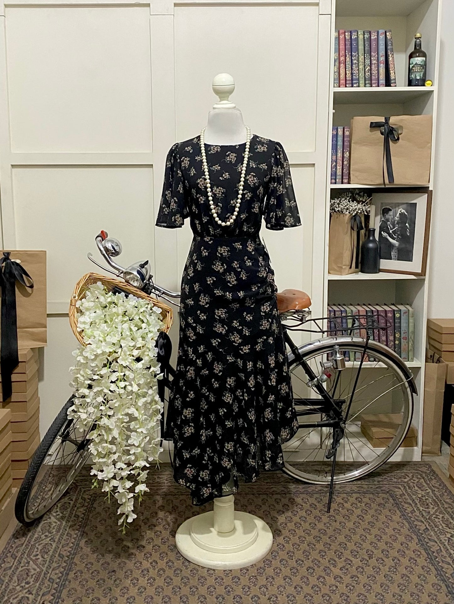Magaly, vestido midi linea A negro flores manga corta