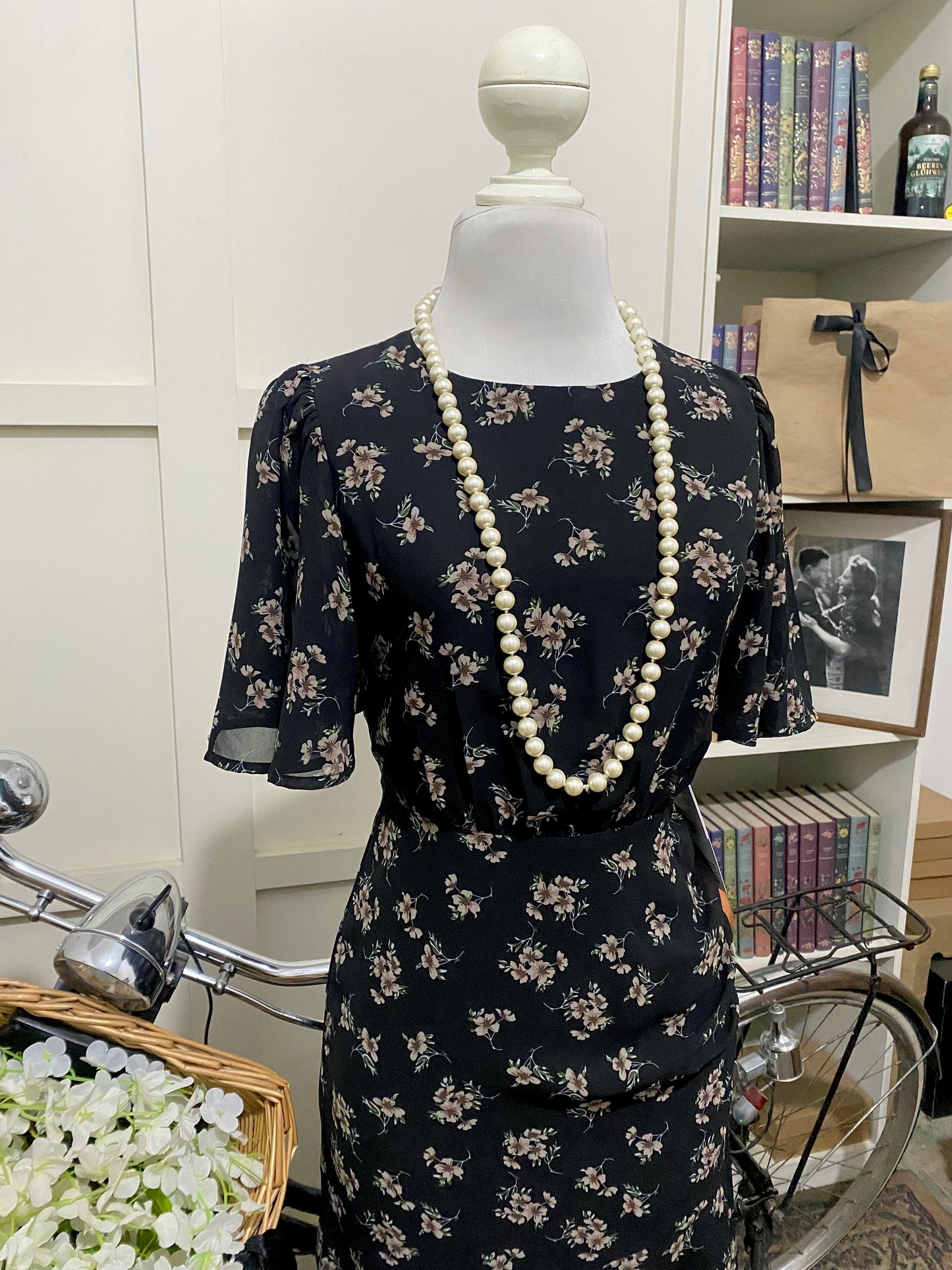 Magaly, vestido midi linea A negro flores manga corta