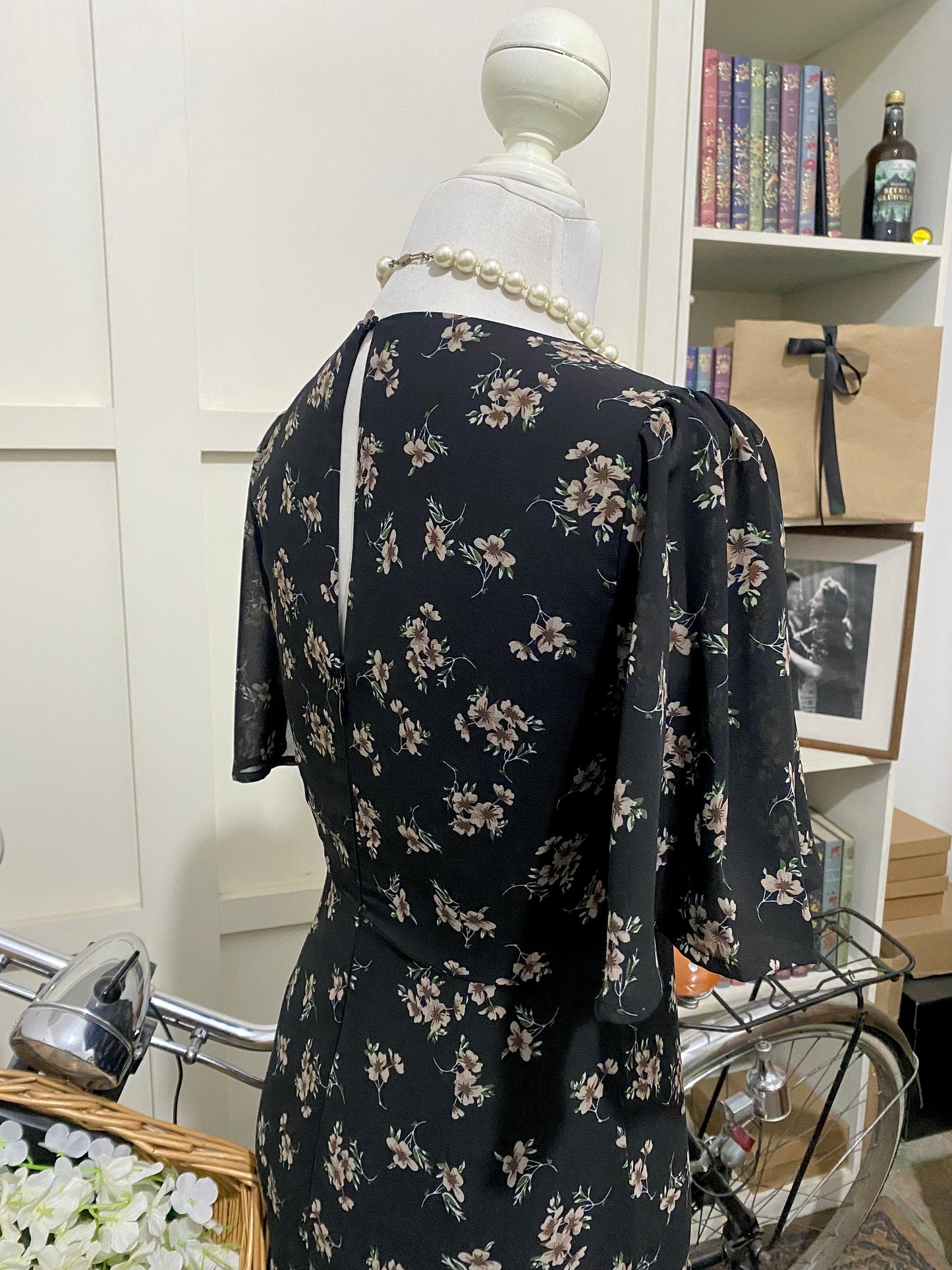Magaly, vestido midi linea A negro flores manga corta