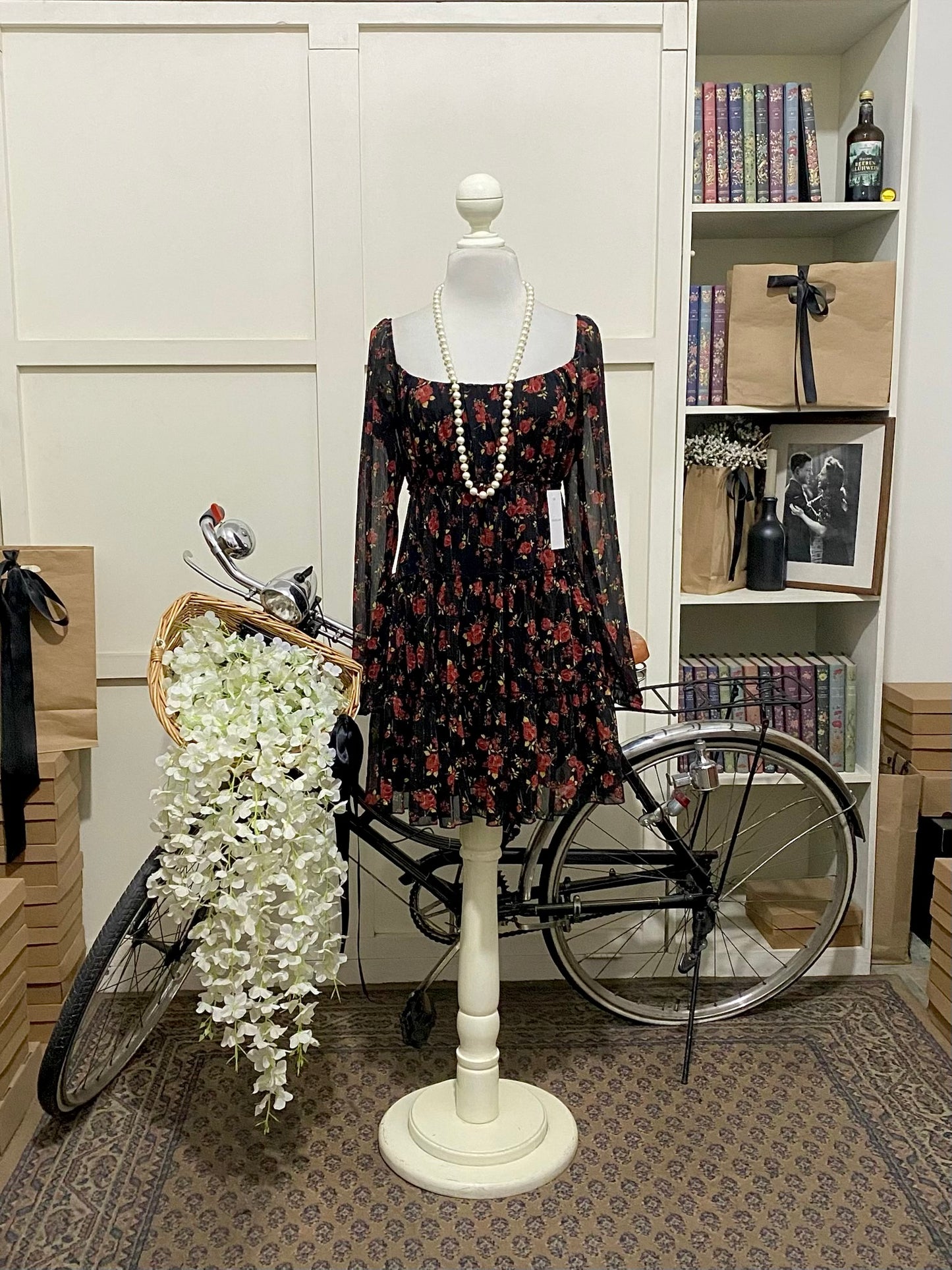 San Juana, vestido corto línea A negro flores manga larga