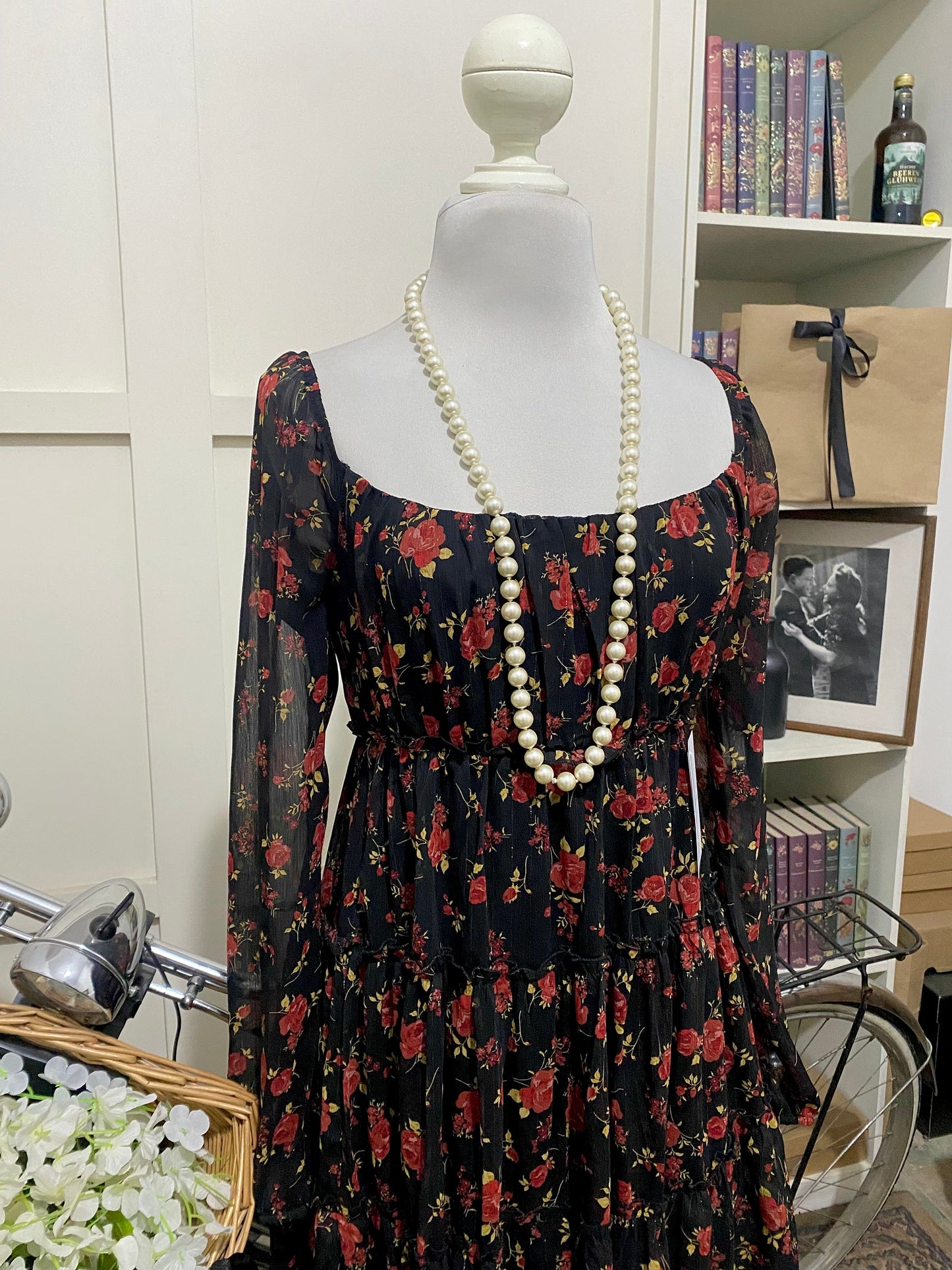 San Juana, vestido corto línea A negro flores manga larga