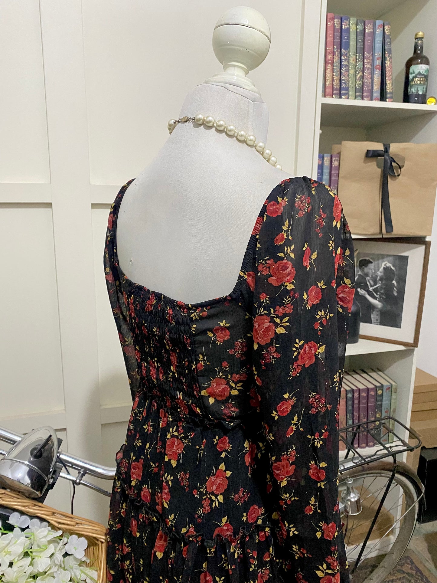 San Juana, vestido corto línea A negro flores manga larga