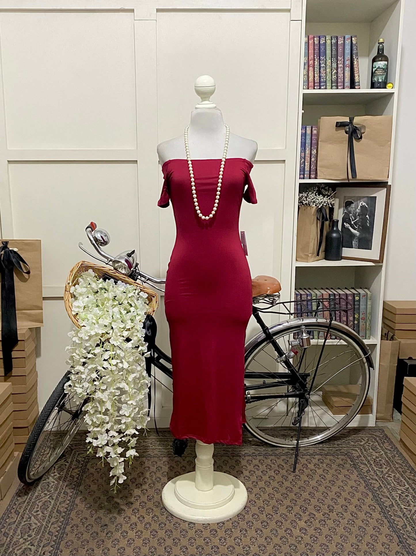 Zuleika, vestido midi ajustado rojo hombros descubiertos manga corta