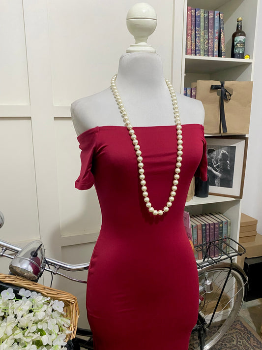 Zuleika, vestido midi ajustado rojo hombros descubiertos manga corta