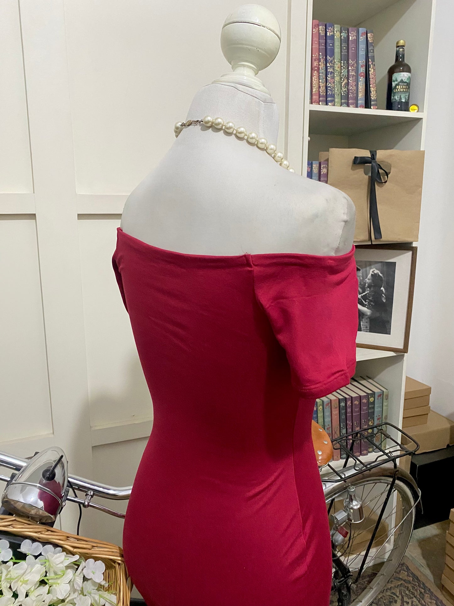 Zuleika, vestido midi ajustado rojo hombros descubiertos manga corta