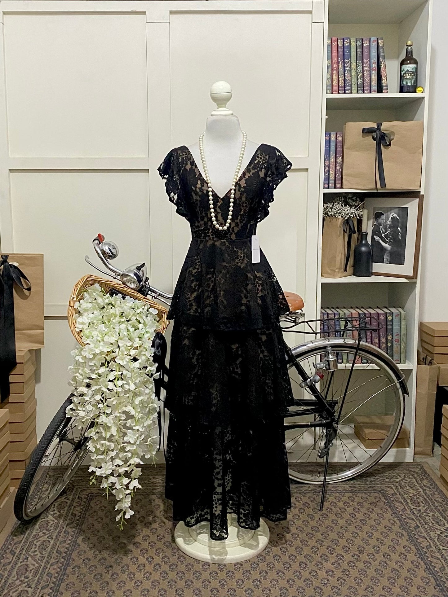 Santina, vestido midi linea A negro sin manga