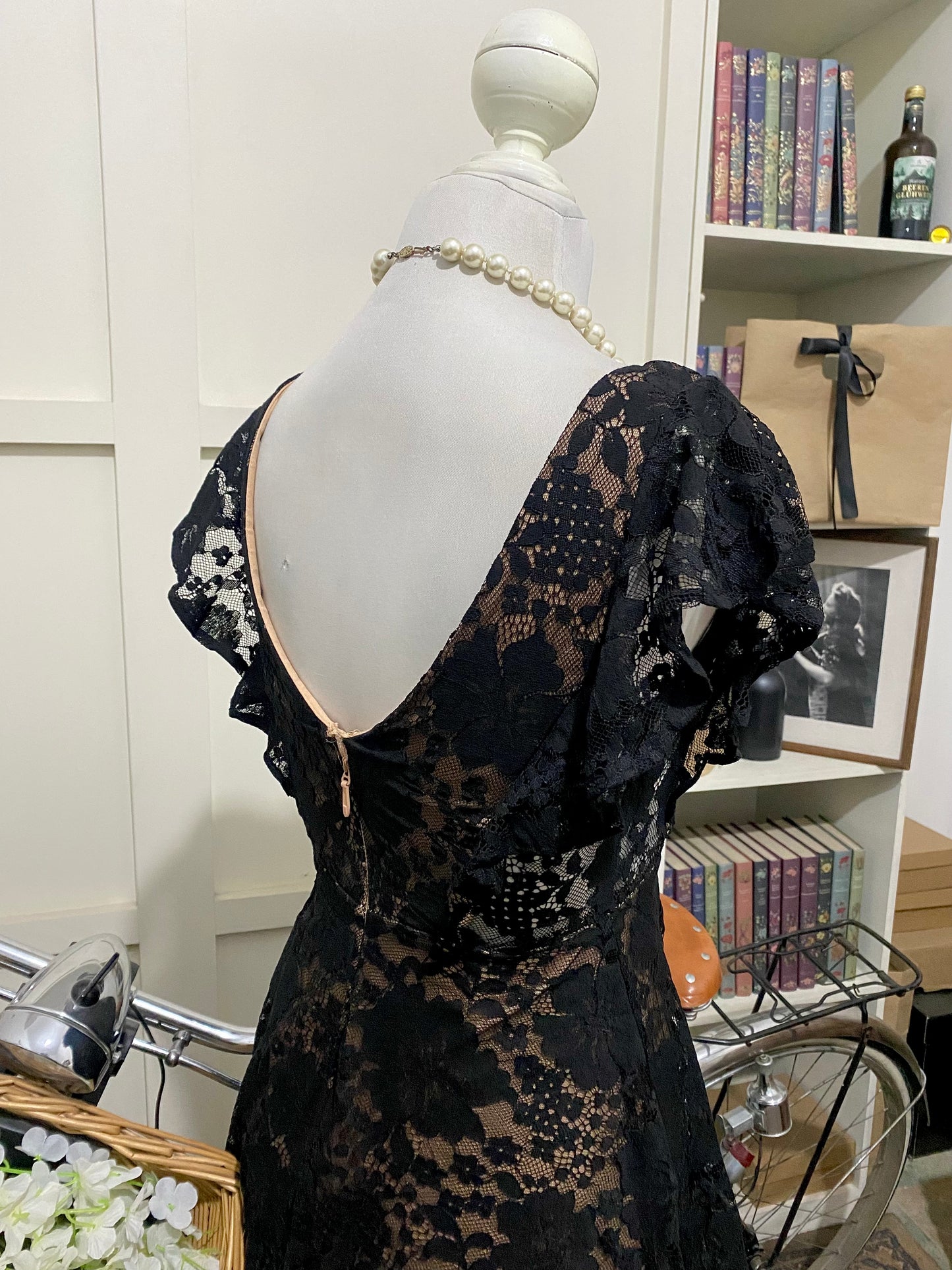 Santina, vestido midi linea A negro sin manga