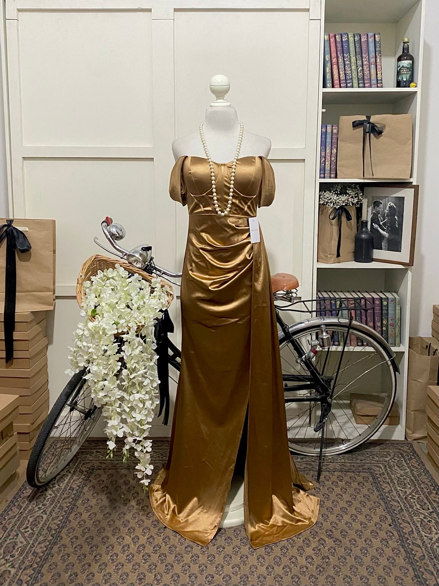 Vestido largo ajustado dorado hombros descubiertos manga caída