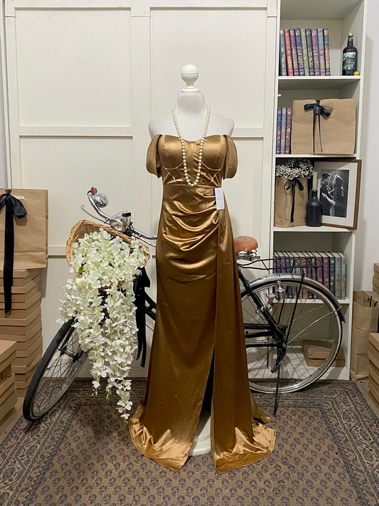 Vestido largo ajustado dorado hombros descubiertos manga caída