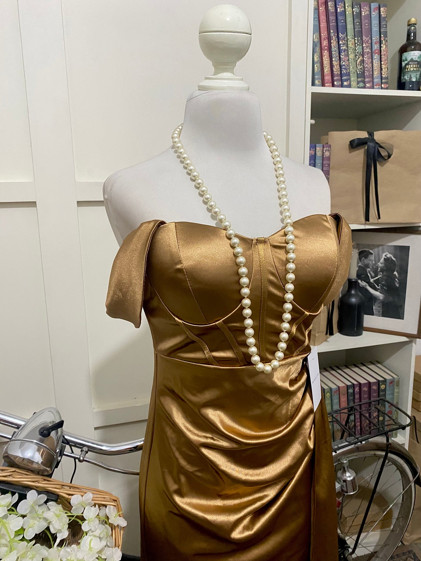 Vestido largo ajustado dorado hombros descubiertos manga caída