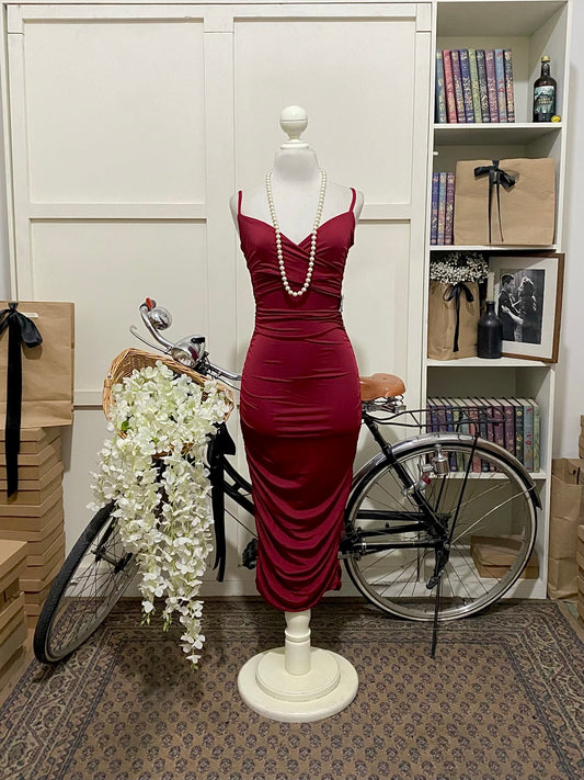 Vestido midi ajustado burdeos o tinto tirantes