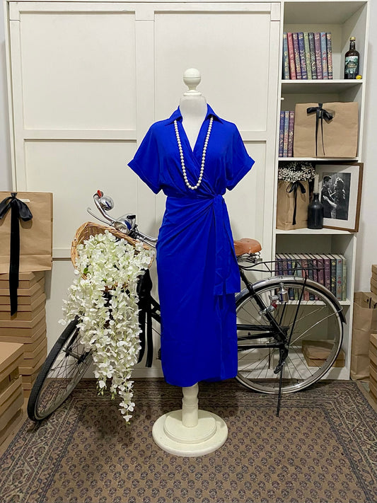 Vestido midi recto envolvente azul rey o real manga corta