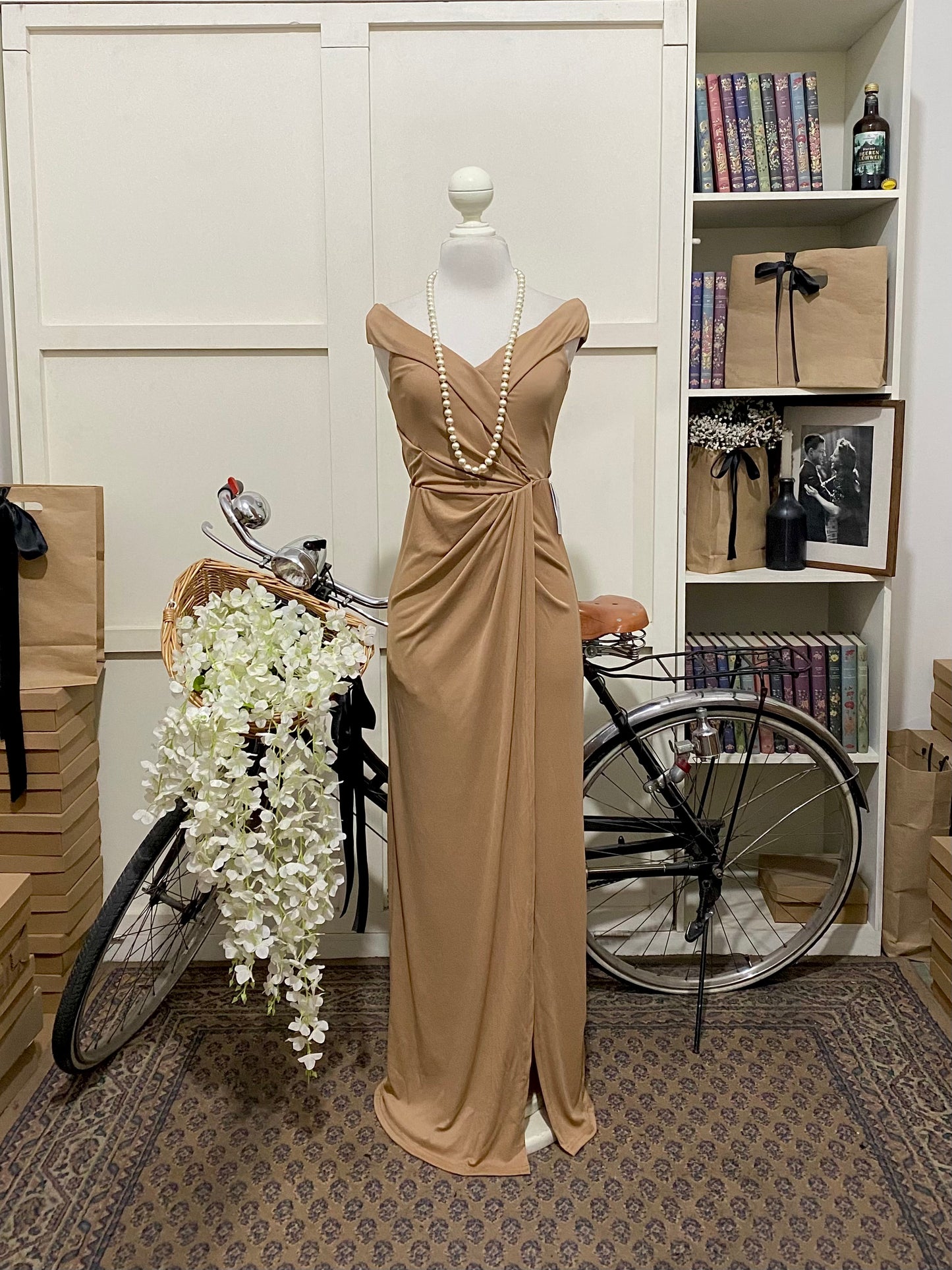 Vestido largo ajustado champán hombros descubiertos