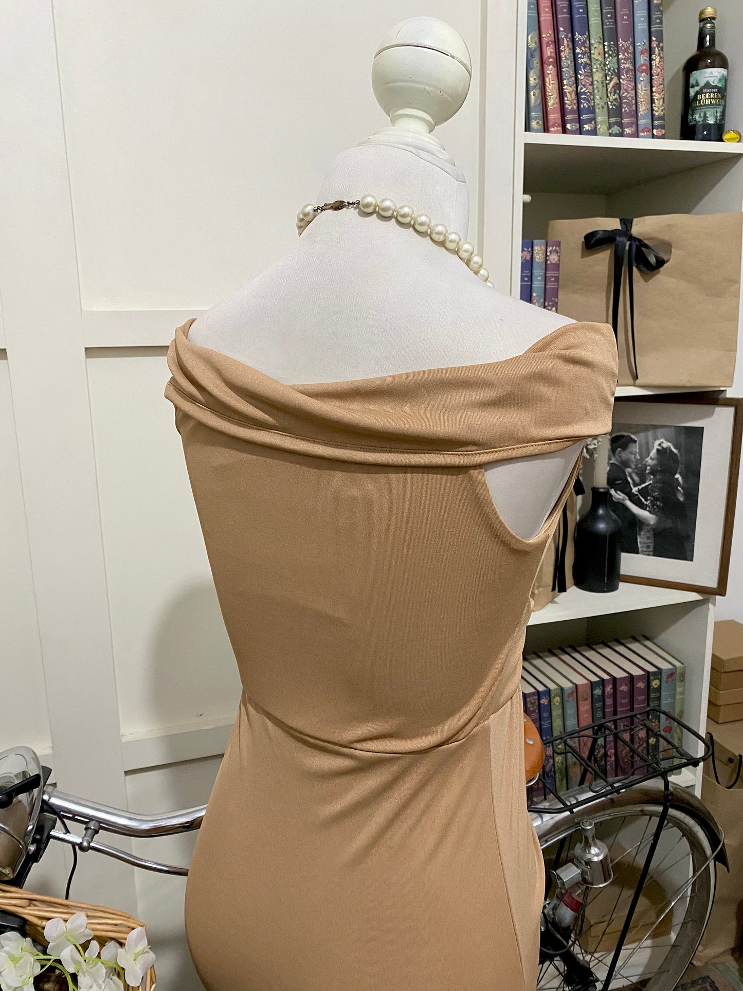 Vestido largo ajustado champán hombros descubiertos