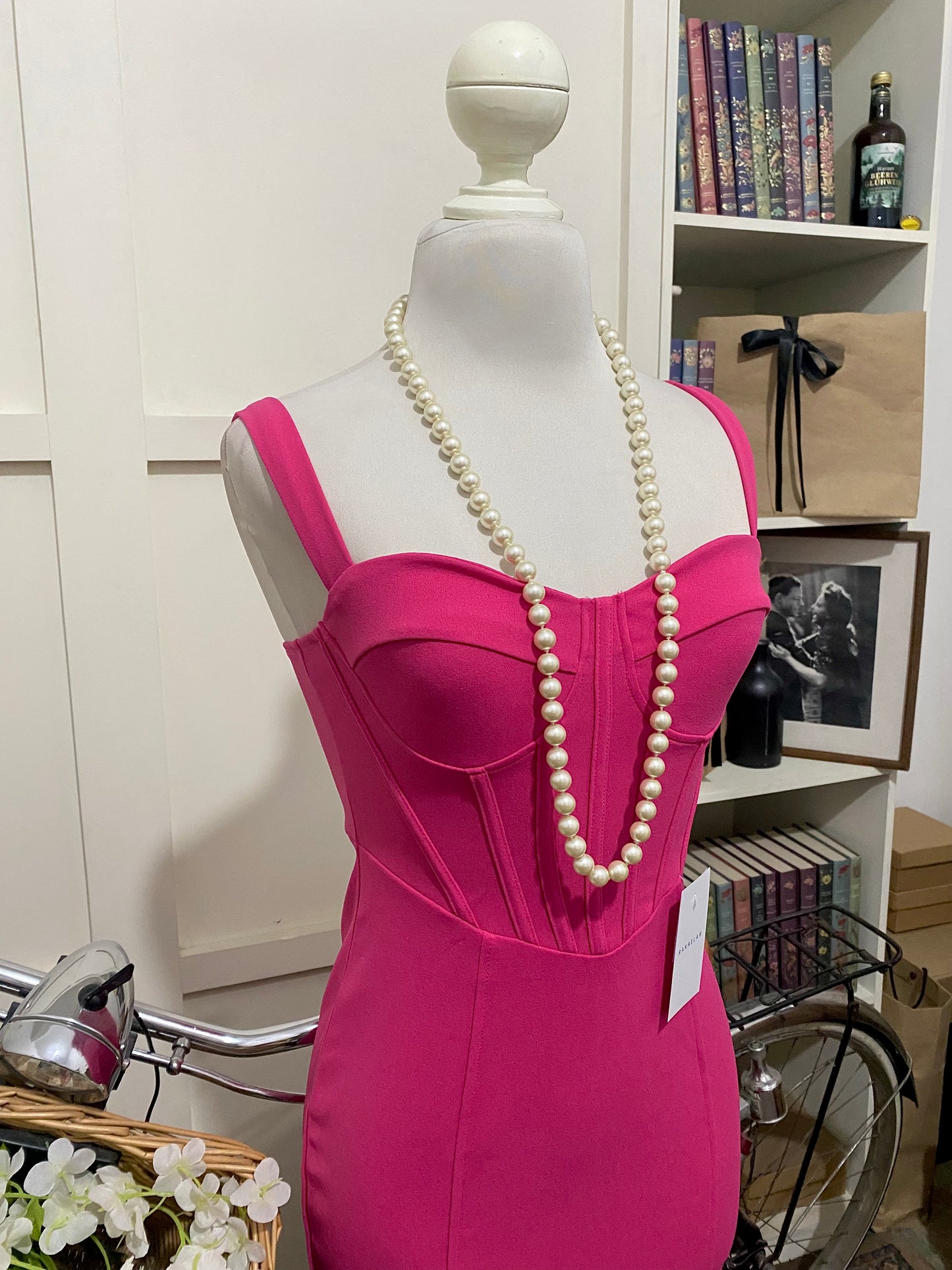 Vestido midi ajustado fucsia tirantes