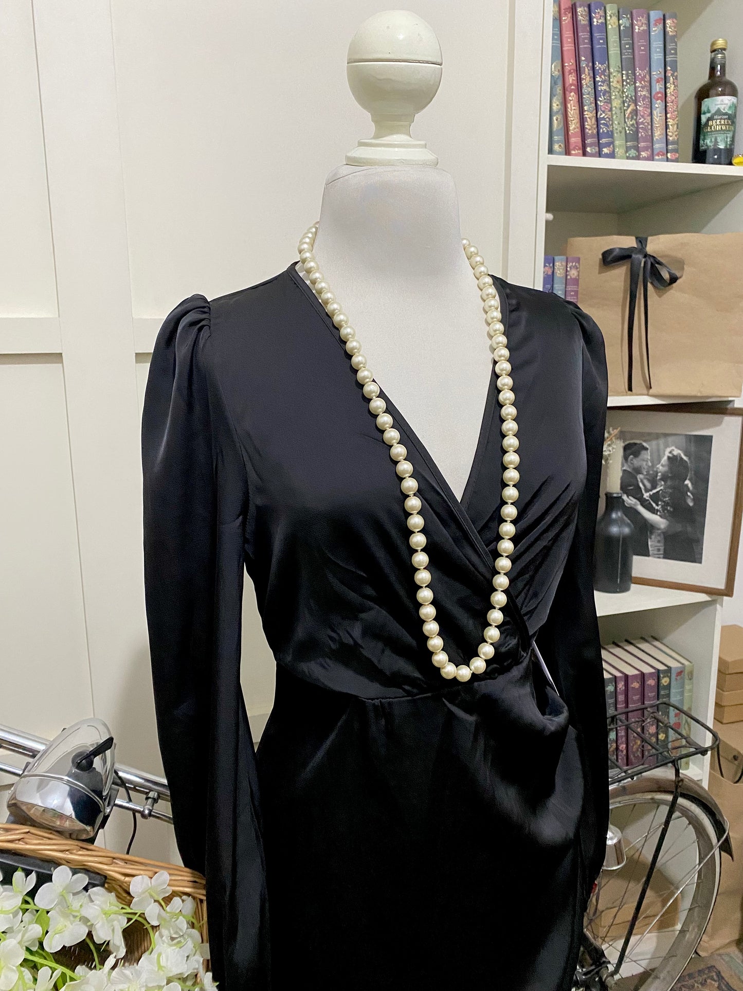 Vestido corto ajustado negro manga larga