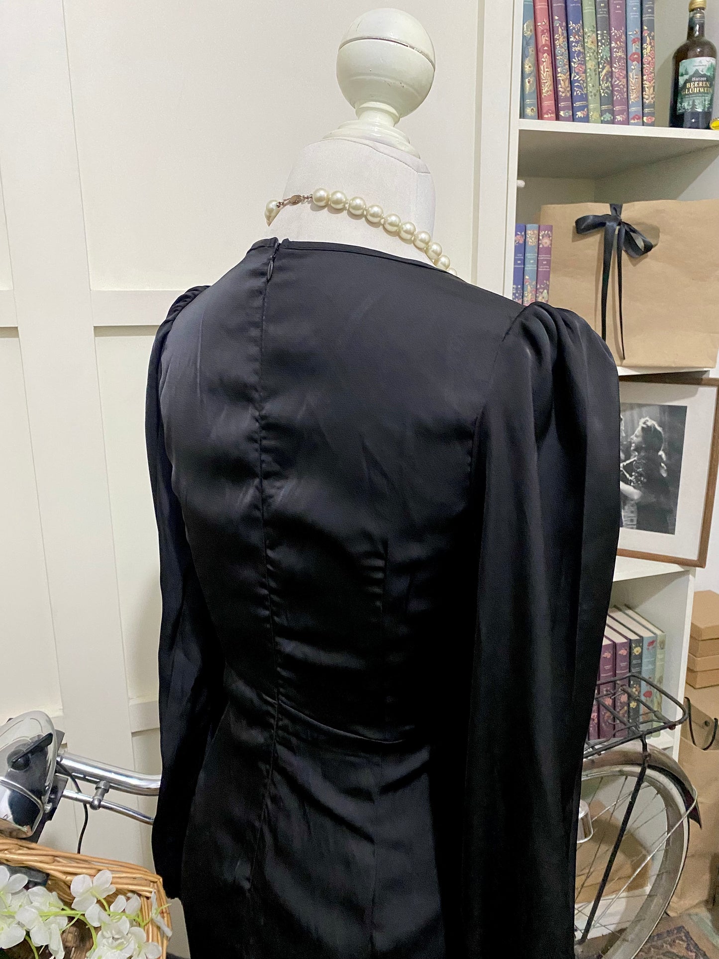 Vestido corto ajustado negro manga larga